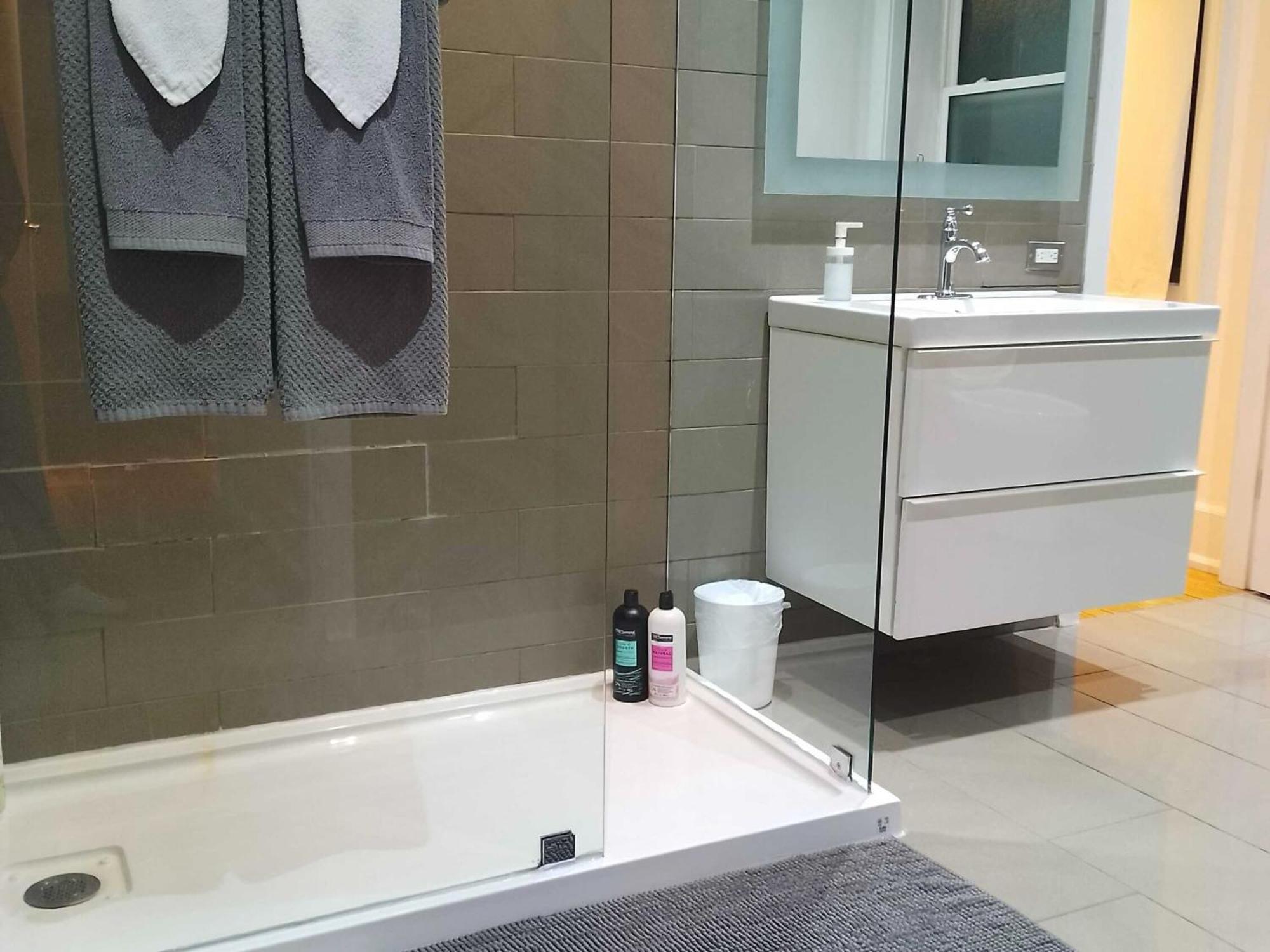 Modern 2 Bedroom Condo - Heart Of Leslieville Toronto Dış mekan fotoğraf